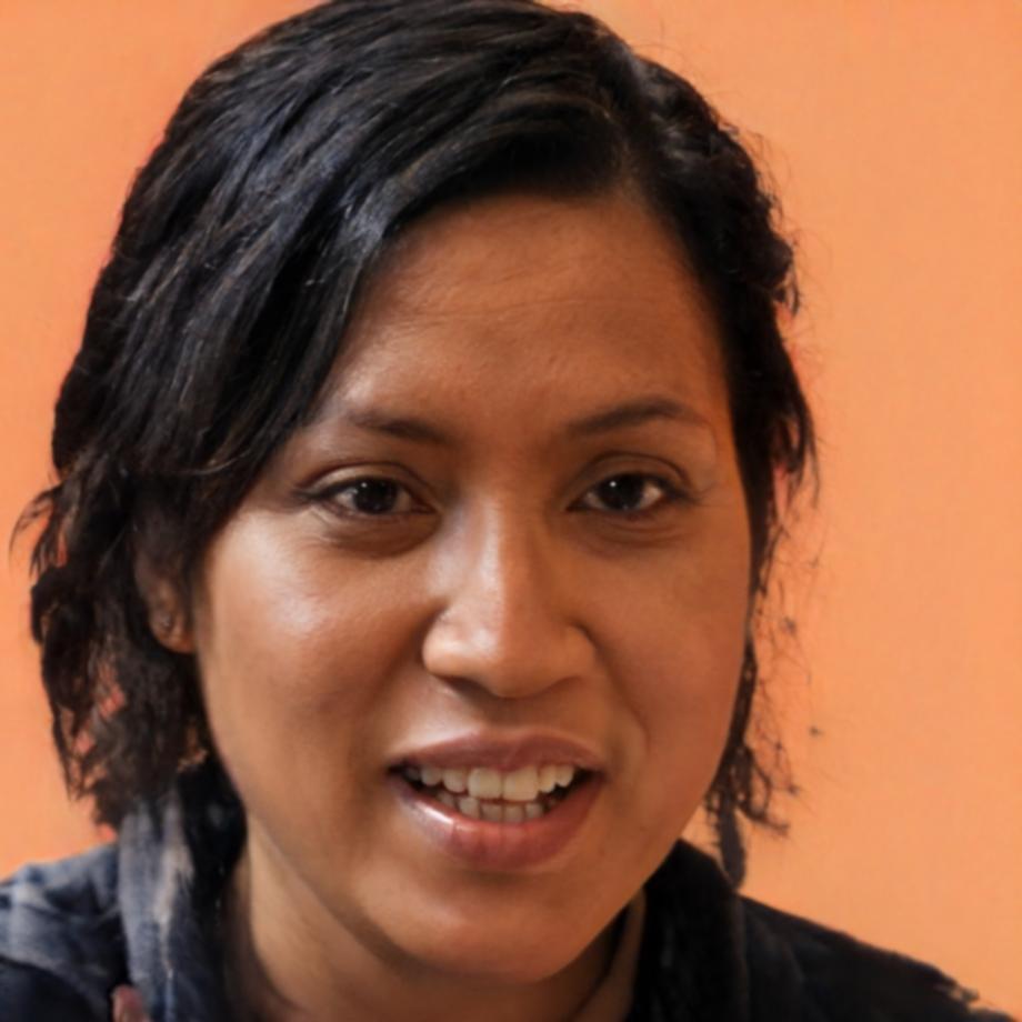 María González, instructora de finanzas personales